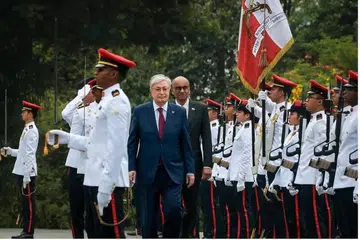 Presiden Kazakhstan, Encik Kassym-Jomart Tokayev, menerima sambutan penuh istiadat di Istana pada 23 Mei diiringi Presiden Tharman Shanmugaratnam.