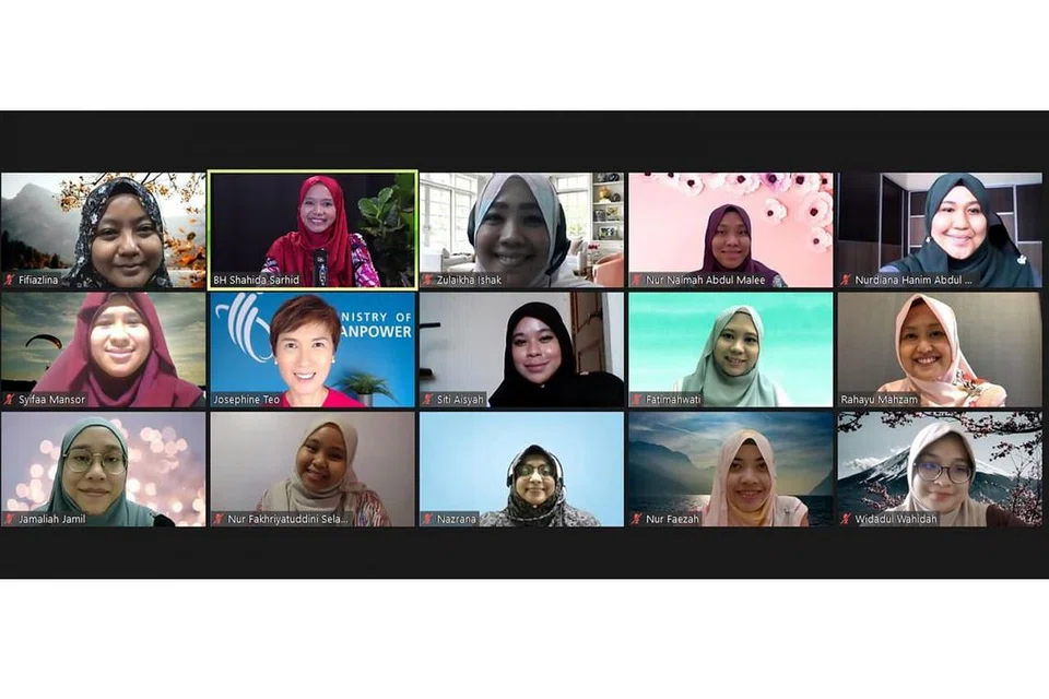 DIALOG ASATIZAH: Respons masyarakat Melayu Islam terhadap pandemik Covid-19 memaparkan sikap daya tahan, kata Menteri Tenaga Manusia Josephine Teo (dua dari kiri, barisan tengah) dalam dialog bersama asatizah setempat yang diadakan dengan Setiausaha Parlimen (Kesihatan) Cik Rahayu Mahzam (paling kanan, barisan tengah). - Foto fail 