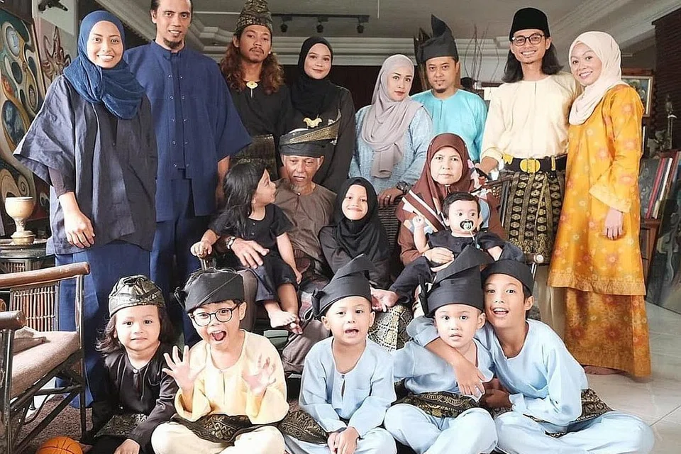 PAKAT PAKAI TANJAK: Keluarga besar Encik Abdul Walid Moehtar sudah merancang memakai tanjak untuk menyambut Hari Raya tahun ini sejak setahun lalu. - Foto BM ihsan ABDUL WALID MOEHTAR