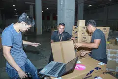 LATIHAN BANTU PERTUKARAN KERJA: Encik Helmi (tengah) menjalani PCP dan dapat mempelajari selok-belok industri logistik bagi memudahkan beliau melaksanakan tugas baru. - Foto BM oleh IQBAL FAIZAL