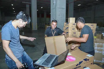 LATIHAN BANTU PERTUKARAN KERJA: Encik Helmi (tengah) menjalani PCP dan dapat mempelajari selok-belok industri logistik bagi memudahkan beliau melaksanakan tugas baru. - Foto BM oleh IQBAL FAIZAL