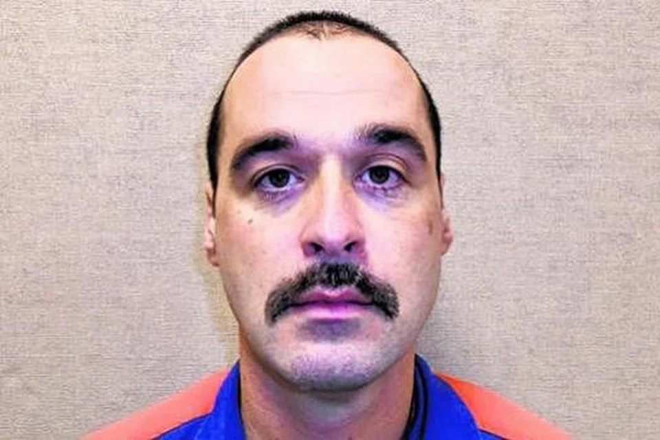 BERJAYA DITANGKAP: Michael David Elliot yang sedang menjalani hukuman penjara seumur hidup meloloskan diri dari sebuah penjara di Ionia, Michigan, Ahad lalu dan menculik seorang wanita. - Foto AFP