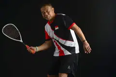 JUARA PADA USIA SENJA: Zainal Abidin Ab Malik merangkul kejuaraan dalam kejohanan skuasy Terbuka Hong Kong Masters bagi kategori peringkat usia 65 tahun ke atas.