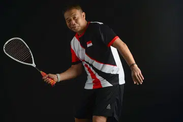 JUARA PADA USIA SENJA: Zainal Abidin Ab Malik merangkul kejuaraan dalam kejohanan skuasy Terbuka Hong Kong Masters bagi kategori peringkat usia 65 tahun ke atas.