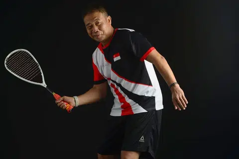 JUARA PADA USIA SENJA: Zainal Abidin Ab Malik merangkul kejuaraan dalam kejohanan skuasy Terbuka Hong Kong Masters bagi kategori peringkat usia 65 tahun ke atas.