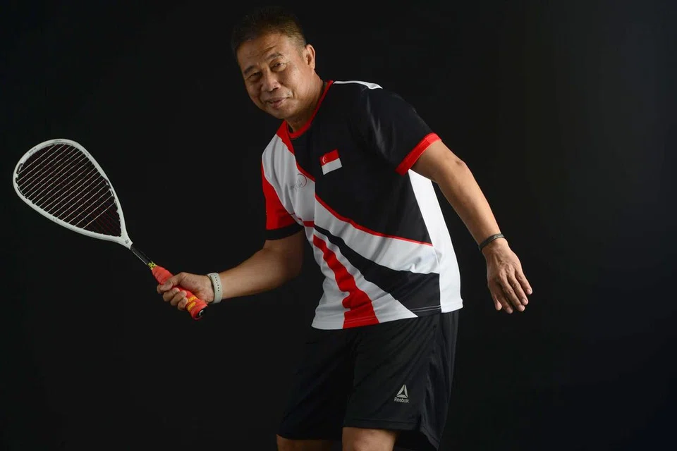 JUARA PADA USIA SENJA: Zainal Abidin Ab Malik merangkul kejuaraan dalam kejohanan skuasy Terbuka Hong Kong Masters bagi kategori peringkat usia 65 tahun ke atas.