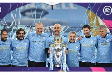 PENGURUS TERBAIK: Pengurus Manchester City, Pep Guardiola (tengah) bersama kakitangannya meraikan kejayaan merangkul trofi Liga Perdana. - Foto EPA-EFE