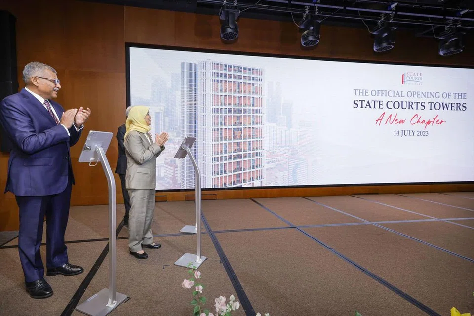 BUKA RASMI: Presiden Halimah Yacob bersama Ketua Hakim, Encik Sundaresh Menon (paling kiri) merasmikan bangunan Menara Mahkamah Negara pada Jumaat.