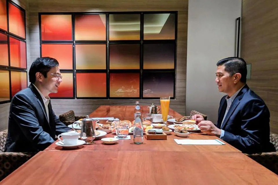 PERTEMUAN DUA PEMIMPIN: Menteri Pembangunan Negara, Encik Lawrence Wong, mengadakan perbincangan tentang berbagai isu dua hala dengan Datuk Seri Mohamed Azmin Ali, semasa sesi sarapan pagi semalam. - Foto FACEBOOK.COM/LAWRENCEWONGST/