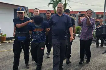 Remaja lelaki berusia 17 tahun dibawa ke Mahkamah Majistret Sungai Siput di Perak atas tuduhan membunuh kanak-kanak Orang Asli yang juga saudara terdekatnya, Nuraina Humaira Rosli, 10 tahun, pada 16 Ogos.