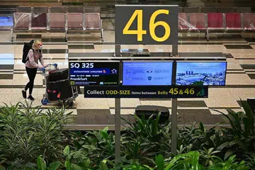 SELAMAT MENDARAT: Penumpang yang menaiki pesawat SQ325 di bawah VTL selamat tiba di Terminal 3 Changi Airport dari Frankfurt, Jerman petang semalam, menandakan permulaan skim bebas kuarantin. - Foto BH oleh LIM YAOHUI 