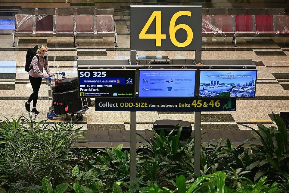 SELAMAT MENDARAT: Penumpang yang menaiki pesawat SQ325 di bawah VTL selamat tiba di Terminal 3 Changi Airport dari Frankfurt, Jerman petang semalam, menandakan permulaan skim bebas kuarantin. - Foto BH oleh LIM YAOHUI 