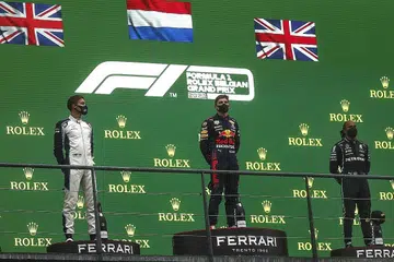 MUNCUL JUARA: Pemandu Red Bull, Max Verstappen (tengah) muncul pemenang dalam perlumbaan Grand Prix Belgium yang tergendala akibat hujan di litar Spa-Francorchamps. Tempat kedua ialah George Russell (kiri) dan tempat ketiga Lewis Hamilton (kanan). - Foto EPA-EFE