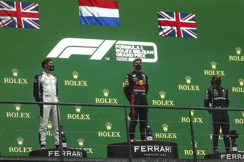 MUNCUL JUARA: Pemandu Red Bull, Max Verstappen (tengah) muncul pemenang dalam perlumbaan Grand Prix Belgium yang tergendala akibat hujan di litar Spa-Francorchamps. Tempat kedua ialah George Russell (kiri) dan tempat ketiga Lewis Hamilton (kanan). - Foto EPA-EFE