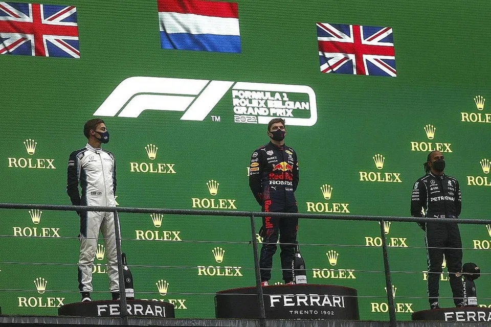 MUNCUL JUARA: Pemandu Red Bull, Max Verstappen (tengah) muncul pemenang dalam perlumbaan Grand Prix Belgium yang tergendala akibat hujan di litar Spa-Francorchamps. Tempat kedua ialah George Russell (kiri) dan tempat ketiga Lewis Hamilton (kanan). - Foto EPA-EFE