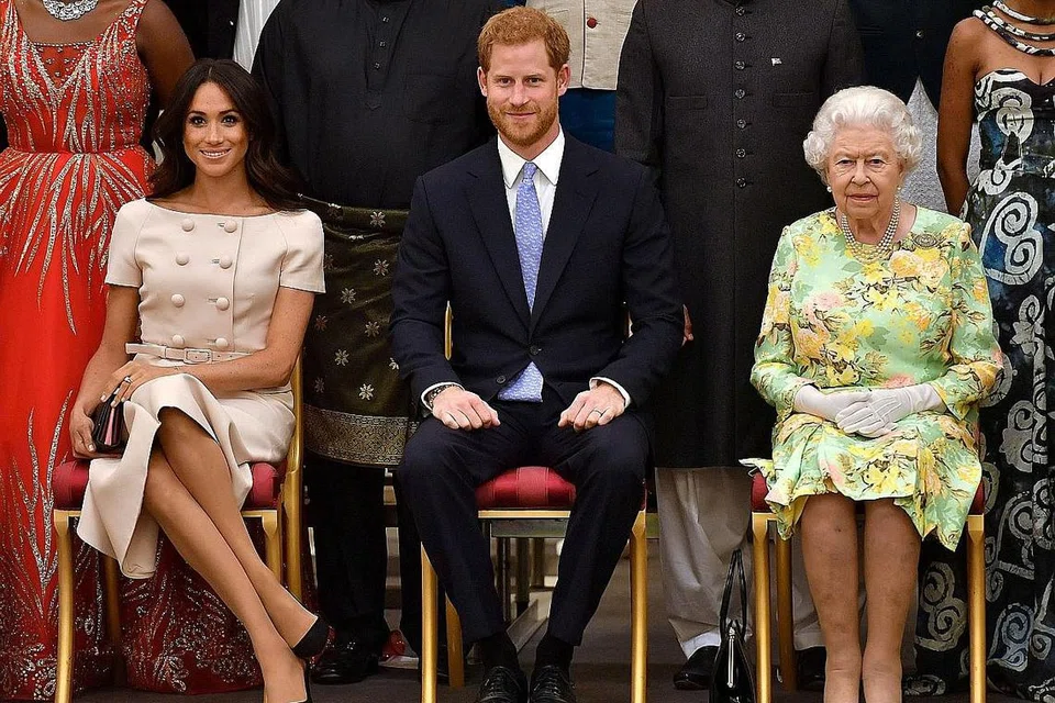 DALAM KRISIS: Gambar menunjukkan Ratu Elizabeth bersama pasangan Putera Harry dan Cik Markle. - Foto REUTERS
