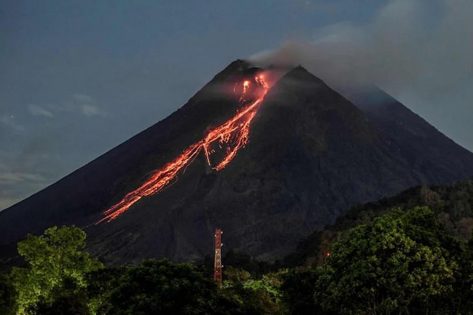 Gunung Merapi telah mengeluarkan lahar hampir 12 kali sepanjang dua hari lalu.