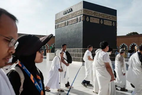 Bakal jemaah haji Indonesia menjalani latihan tawaf mengelilingi replika Kaabah, semasa sesi latihan di Pusat Latihan Manasik Al Mahmudah (AMTC) di Tangerang Selatan, pada 5 April. Pusat itu menyediakan pengalaman simulasi lokasi ibadah di Makkah sebagai persediaan menjelang musim haji pada akhir Mei. 