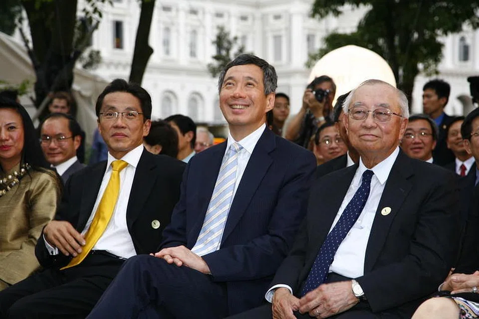 AKAN DIRINDUI: Perdana Menteri, Encik Lee Hsien Loong (tengah) dan mendiang Dr Richard Hu (kanan) menyertai politik pada tahun yang sama, iaitu 1984.