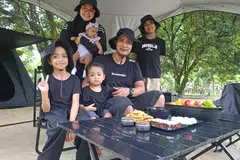 Cik Nabilah Buang berkhemah bersama suami, Encik Mohamad Imran Suib, dan anak-anak mereka (dari kiri) Auliaa Ez-Zahra Mohamad Imran, Tyaraa Emelda, El-Eusoff dan Marsha Amanda di Dusun Apak Kaww di Batang Kali, Selangor.