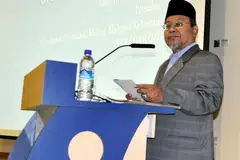 TAHU MANA HARUS DIJUNJUNG, MANA HARUS DIKELEK: Presiden, Pertubuhan Peradaban Melayu Malaysia Kelantan, Datuk A. Aziz Deraman, semasa membincangkan tajuk 'Relevankah Jati Diri Melayu untuk Belia Hari Ini?' menekankan peri pentingnya memberi perhatian pada apa yang wajar menjadi keutamaan dari sudut penggunaan bahasa berbeza dalam mempertahan jati diri Melayu. - Foto KEMENTERIAN PENDIDIKAN