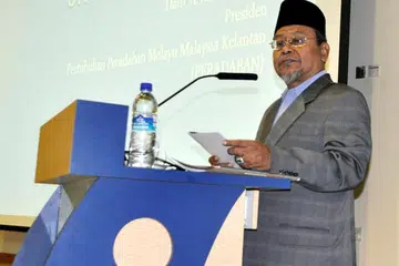 TAHU MANA HARUS DIJUNJUNG, MANA HARUS DIKELEK: Presiden, Pertubuhan Peradaban Melayu Malaysia Kelantan, Datuk A. Aziz Deraman, semasa membincangkan tajuk 'Relevankah Jati Diri Melayu untuk Belia Hari Ini?' menekankan peri pentingnya memberi perhatian pada apa yang wajar menjadi keutamaan dari sudut penggunaan bahasa berbeza dalam mempertahan jati diri Melayu. - Foto KEMENTERIAN PENDIDIKAN