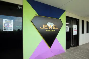 HASIL UJIAN NEGATIF: Seramai 322 individu yang mengunjungi pusat karaoke Jewel Music Box KTV di kelab riadah HomeTeamNS Khatib pada 1 dan 2 Ogos lalu menjalani pemeriksaan dan ujian Kementerian Kesihatan (MOH) menyusuli pengesanan tiga kes jangkitan Covid-19 di situ. Kesemuanya disahkan tiada jangkitan. - Foto CHINESE MEDIA GROUP