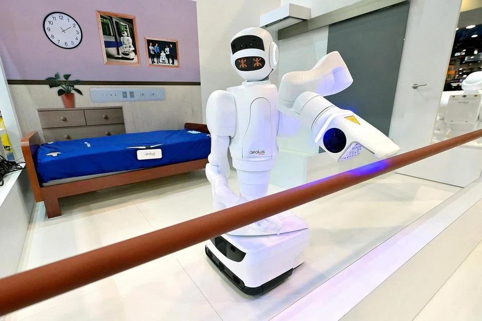 KERJA PEMBERSIHAN: Robot pelbagai fungsi buatan Aeolus Robotics, menggunakan lampiran cahaya UV untuk membasmi kuman. 