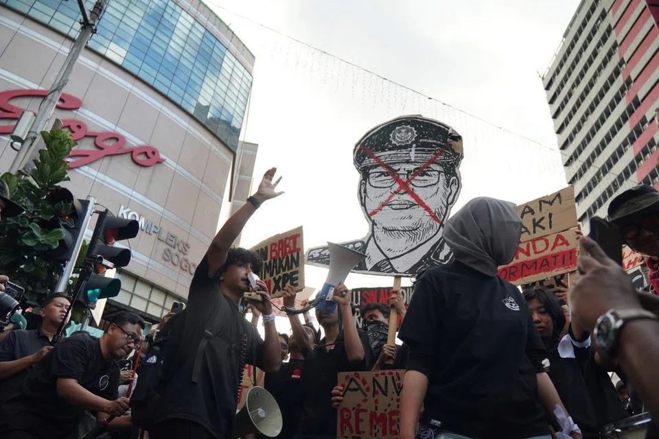 Bantahan jalanan di Kuala Lumpur baru-baru ini yang mendesak Ketua Suruhanjaya Pencegahan Rasuah Malaysia (SPRM) digantung tugas atau ditamatkan perkhidmatan bagi membolehkan siasatan terhadap isu pegangan sahamnya disiasat. 