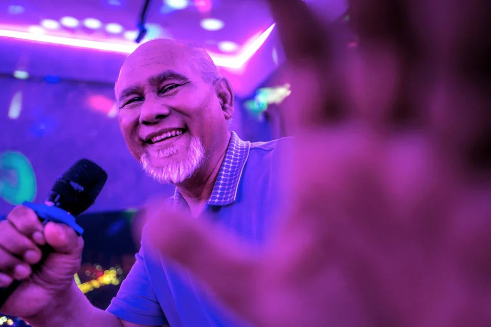 Encik Adnan Sirat
Encik Adnan, 64 tahun, meminati lagu klasik pop dan malar segar, hasil inspirasi daripada Tom Jones dan Barry Manilow. Beliau adalah finalis dalam beberapa pertandingan uji bakat sejak 1980an. Kini beliau masih bernyanyi bersama isteri dan cucu lelakinya menerusi persembahan karaoke di rumah dan kadang kala di majlis walimah.
