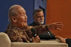 SESI KULIAH: Ahli sejarah terkenal, Profesor Wang Gungwu (kiri), menyampaikan kuliah bertajuk 'Pembangunan negara sebagai sebuah misi pemeradaban' di sesi Kuliah Memperingati Syed Hussein Alatas Keempat baru-baru ini sebelum menjawab beberapa soalan peserta. Bersama beliau ialah profesor sosiologi di NUS, Syed Farid Alatas (kanan), selaku moderator. - Foto BH oleh KHALID BABA