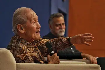 SESI KULIAH: Ahli sejarah terkenal, Profesor Wang Gungwu (kiri), menyampaikan kuliah bertajuk 'Pembangunan negara sebagai sebuah misi pemeradaban' di sesi Kuliah Memperingati Syed Hussein Alatas Keempat baru-baru ini sebelum menjawab beberapa soalan peserta. Bersama beliau ialah profesor sosiologi di NUS, Syed Farid Alatas (kanan), selaku moderator. - Foto BH oleh KHALID BABA