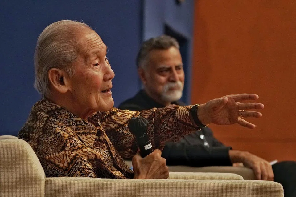 SESI KULIAH: Ahli sejarah terkenal, Profesor Wang Gungwu (kiri), menyampaikan kuliah bertajuk 'Pembangunan negara sebagai sebuah misi pemeradaban' di sesi Kuliah Memperingati Syed Hussein Alatas Keempat baru-baru ini sebelum menjawab beberapa soalan peserta. Bersama beliau ialah profesor sosiologi di NUS, Syed Farid Alatas (kanan), selaku moderator. - Foto BH oleh KHALID BABA