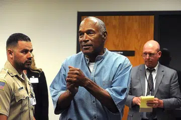 SUDAH BERSEDIA JALANI KEHIDUPAN DI LUAR PENJARA: O.J. Simpson mengucapkan terima kasih berulang kali selepas dimaklumkan akan dibebaskan dengan parol selepas perbicaraan kelmarin. - Foto AFP.