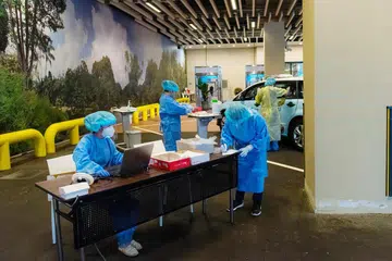 Kemudahan ujian swab Covid-19 pandu lalu di Hotel One Farrer membolehkan orang ramai untuk diuji sambil mereka duduk di kereta mereka atau di reruai ujian swab berdekatan.