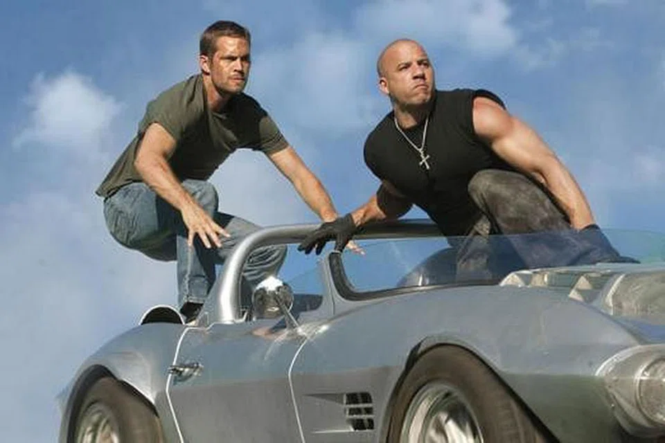 TINGGAL KENANGAN: Pelakon Fast & Furious mendiang Paul Walker (kiri) dan Vin Diesel dalam satu adegan nekad. - Foto UIP