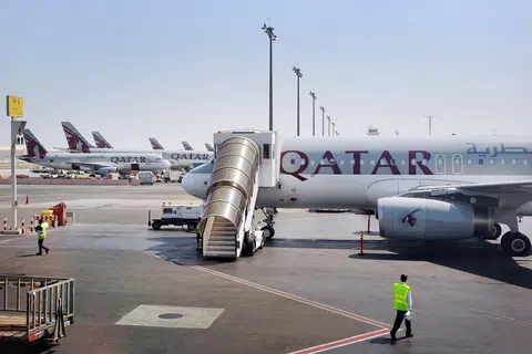 Bermula 1 Mac 2025, penumpang Qatar Airways yang berlepas dari Jeddah, boleh memanfaatkan perkhidmatan daftar masuk dari luar lapangan terbang yang disediakan di Clock Royal Tower, Makkah, sebuah Hotel Fairmont.