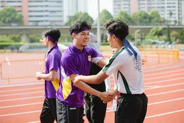 Pelajar daripada beberapa madrasah saling mengucapkan tahniah dalam acara edisi ketiga acara Sukan dan Permainan Madrasah (MSG) 2026 pada 2 April di Stadium Woodlands. 