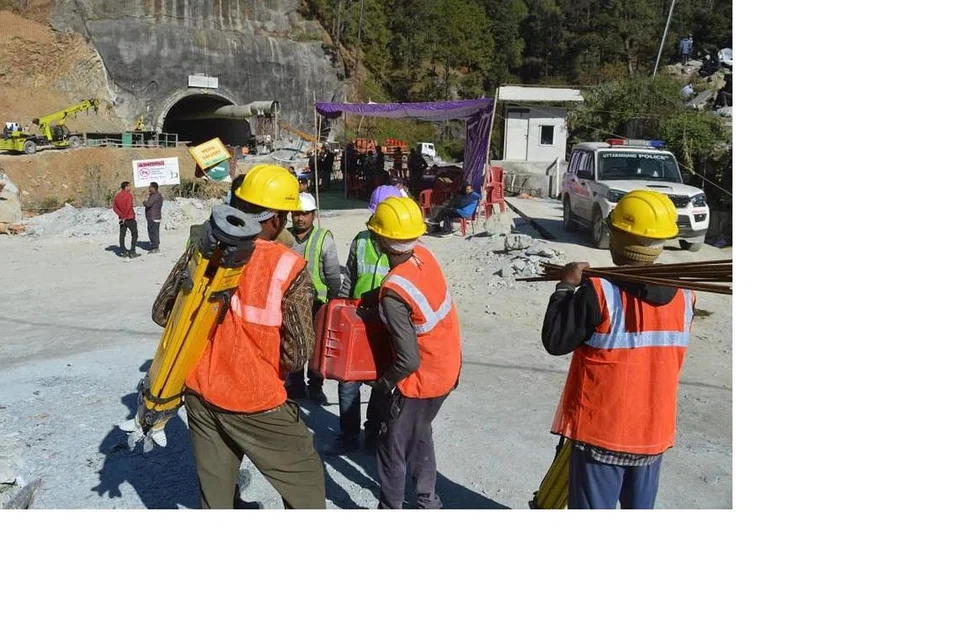 OPERASI MENYELAMAT: Pekerja penyelamat meneruskan operasi di tapak terowong runtuh dengan menghantar makanan dan ubat-ubatan melalui saluran paip serta menyediakan sambungan telefon kepada mangsa.