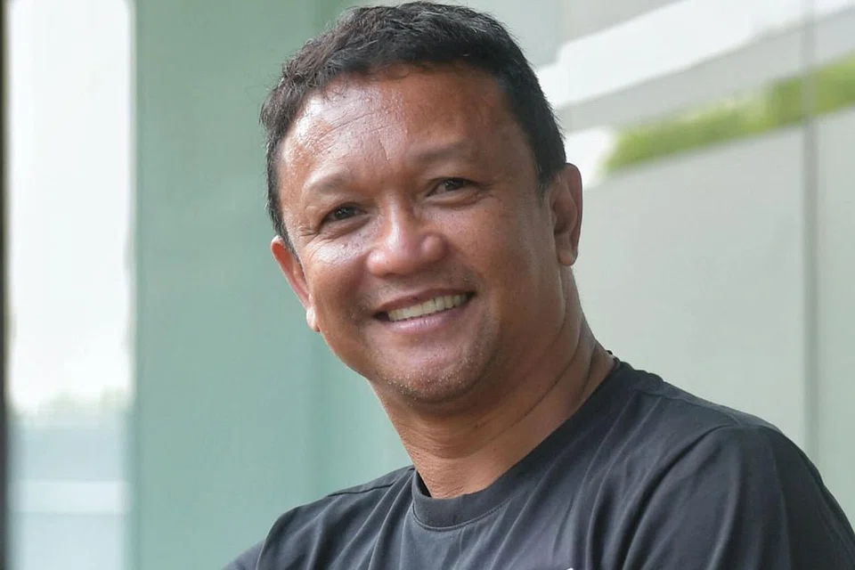WARGA S'PURA LAIN YANG PERNAH ATAU SEDANG BERTUGAS SEBAGAI JURULATIH DI LUAR NEGARA: Fandi Ahmad - Legenda bola sepak negara ini pernah memimpin kelab Indonesia, Pelita Jaya, dari 2006 hingga 2010. Beliau juga pernah bertugas bersama Johor Darul Takzim pada 2012-2013.