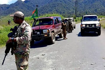 Foto yang dirakam pada 19 Februari 2024 menunjukkan pegawai berkawal berhampiran bandar Wabag, 600 kilometer barat laut ibu kota Port Moresby setelah 64 orang maut dalam sengketa suku kaum di kawasan tanah tinggi yang tidak mempedulikan undang-undang pihak berkuasa di Papua New Guinea.
