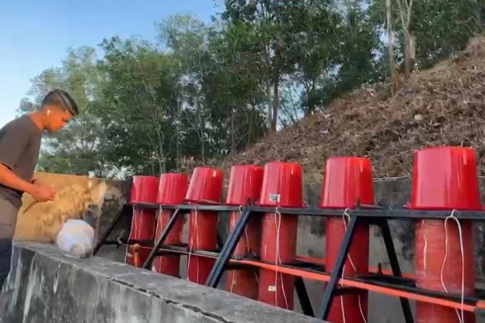 Encik Shafuan Shafie, 38 tahun, menempuh pelbagai pengalaman sepanjang 18 tahun bertugas sebagai individu penting untuk menghasilkan bedilan bunga api yang dinanti umat Islam di Kuala Terengganu, Terengganu, menandakan masuknya waktu berbuka puasa dan imsak pada waktu sahur sepanjang Ramadan. 