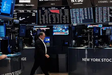 SAHAM MEROSOT: Saham di Amerika, dan negara Eropah merosot selepas Encik Jerome Powell, berjanji bertindak "secara tegas" terhadap inflasi yang melambung tinggi dalam tindakan yang boleh 'menyakiti' keluarga dan perniagaan di Amerika Syarikat. - Foto AFP