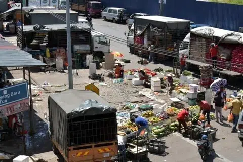 Kawasan Pasar Borong di Selayang, Selangor, antara yang dikenal pasti menjadi tumpuan perniagaan dimonopoli warga asing.