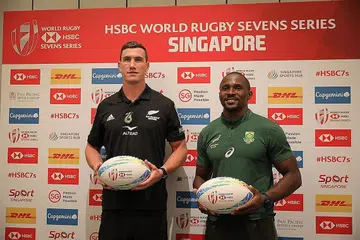 TERUJA KEMBALI BERAKSI: Kapten New Zealand, Sam Dickson (kiri), dan kapten Afrika Selatan, Siviwe Soyizwapi, bergambar di sidang media Ragbi Tujuh Sepasuk Singapura HSBC di Pan Pacific Hotel semalam. - Foto-Foto BH oleh ONG WEE JIN