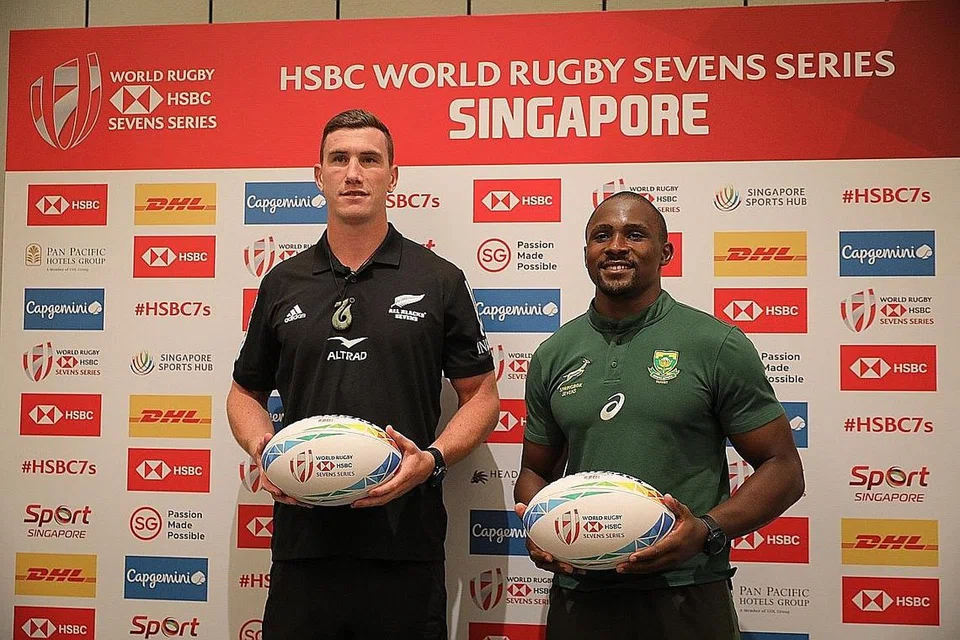 TERUJA KEMBALI BERAKSI: Kapten New Zealand, Sam Dickson (kiri), dan kapten Afrika Selatan, Siviwe Soyizwapi, bergambar di sidang media Ragbi Tujuh Sepasuk Singapura HSBC di Pan Pacific Hotel semalam. - Foto-Foto BH oleh ONG WEE JIN