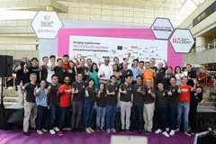 TINGKAT KEMAHIRAN DIGITAL: Dr Puthucheary (barisan belakang di tengah) bersama wakil-wakil firma infokom media yang menandatangani Ikrar Penyertaan Digital yang dipimpin SGTech. - Foto MCI