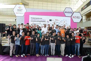 TINGKAT KEMAHIRAN DIGITAL: Dr Puthucheary (barisan belakang di tengah) bersama wakil-wakil firma infokom media yang menandatangani Ikrar Penyertaan Digital yang dipimpin SGTech. - Foto MCI