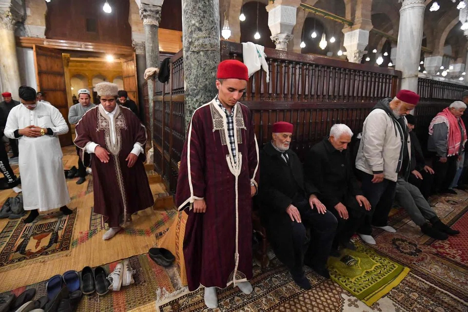 Umat Islam di Tunisia menunaikan solat tarawih di Masjid Al-Zaytuna yang terletak di kota Tunis pada 18 Mac. Masjid itu adalah yang tertua di Tunis dan meliputi kawasan seluas 5,000 meter persegi.