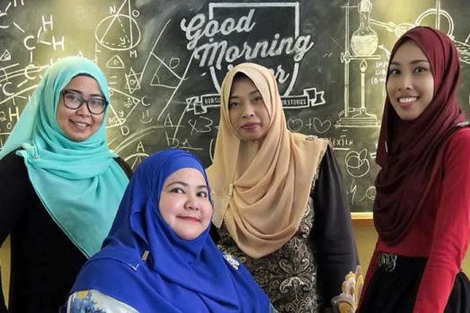 PENTINGNYA BAHASA MELAYU: Calon peringkat akhir Agab (dari kiri) Cik Nur 'Abidah Abdul Rahman, Cik Norazlina Abdul Jalil, Cik Nurisha Hamid dan Cik Asnur Mursalin Aspar percaya bahasa Melayu memperkukuh jati diri pelajar sebagai anak Melayu. Mereka ditemui selepas taklimat Agab di Kementerian Pendidikan, North Buona Vista Drive, baru-baru ini. - Foto NURUL AIN RAZALI